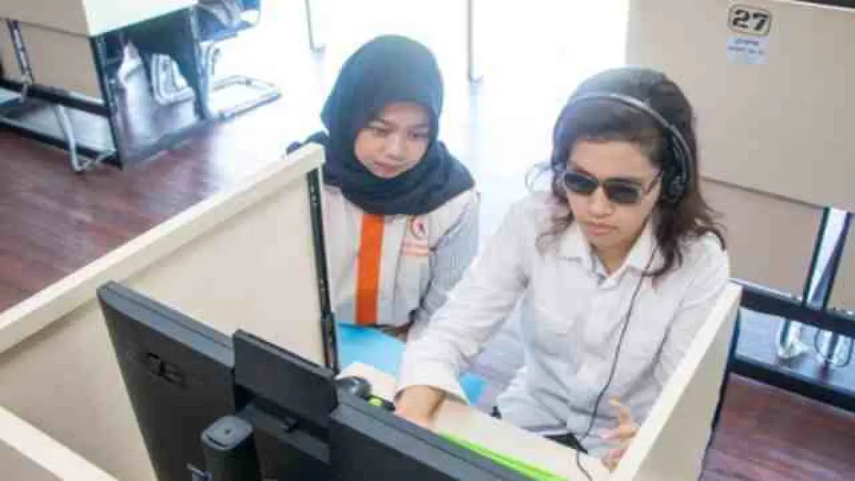 Satu dari empat peserta tunanetra mengikuti Ujian Tulis Berbasis Komputer Seleksi Nasional Berdasarkan Tes (UTBK SNBT) 2026 di Universitas Negeri Surabaya (Unesa), Kamis (23/4/2026). ANTARA/HO-Humas Unesa