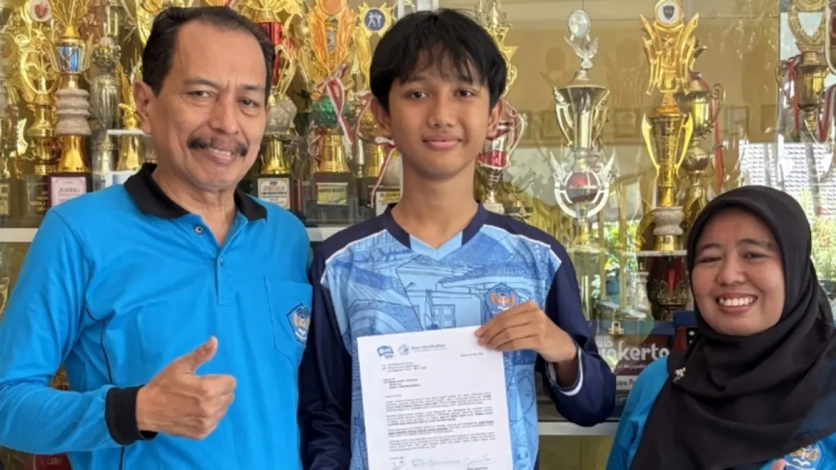 AKTIVITAS MENYENANGKAN: Kepala SMAN 1 Puri Sutoyo memberikan dukungan dan apresiasi atas lolosnya seleksi salah satu siswanya dalam program beasiswa ke Jepang. (Oce JPRM)