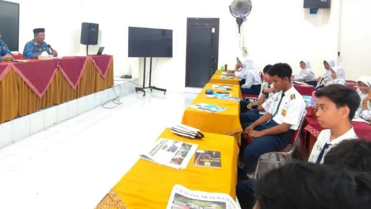 ASAH KEMAMPUAN: Plt Kepala SMPN 5 Mojokerto Rejo membuka kegiatan Jurnalis Mengajar dari Jawa Pos Radar Mojokerto, kemarin (27/4). (Oce JPRM)