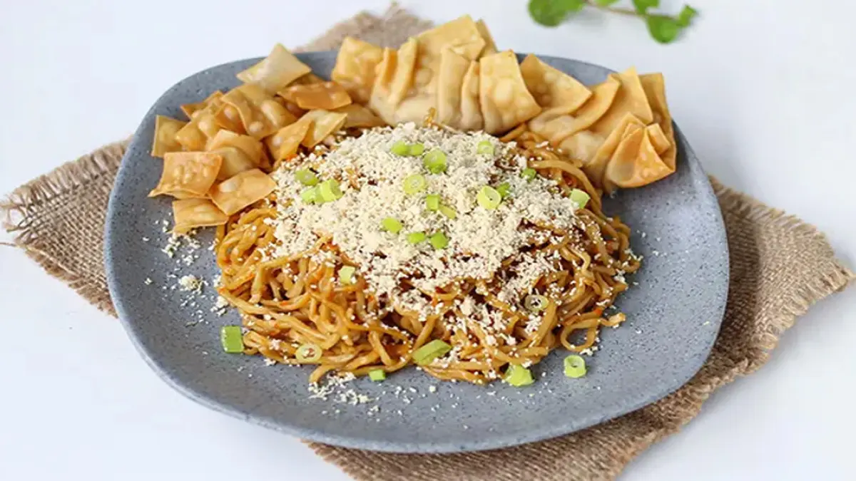 Bikin Nagih! Mie Pedas Viral Mojokerto Ini Rela Bikin Orang Antre Panjang Demi Seporsi Sensasi