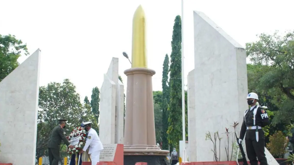 Monumen peringatan di Makam Pahlawan Mojokerto, simbol pengorbanan para pejuang bangsa.