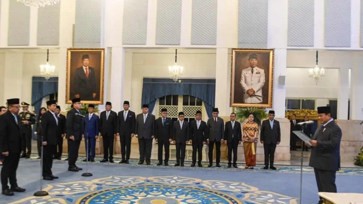 Presiden Prabowo melantik sejumlah pejabat dalam reshuffle kabinet di Istana Negara, Jakarta (27/04).
(ANTARA FOTO)
