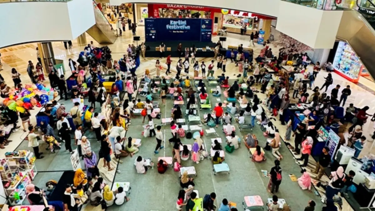 RAMAI: Peserta Kartini Festivefun memadati area Grand Atrium Sunrise Mall Mojokerto, Minggu (26/4). (Dodik JPRM)