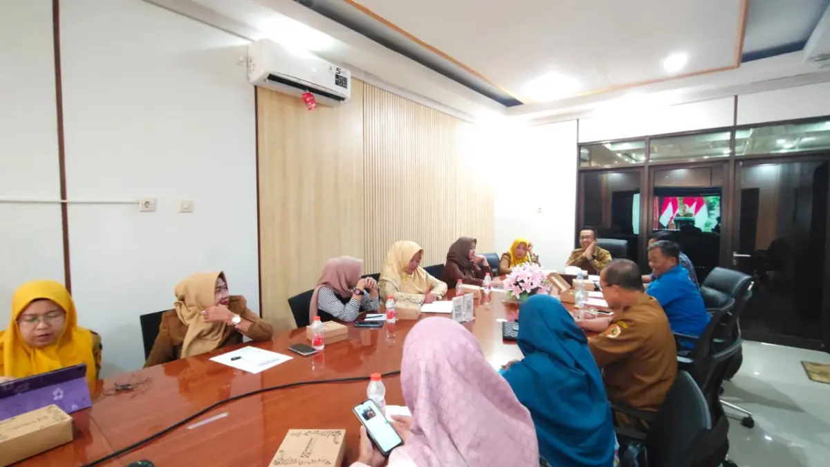 SINERGITAS:&nbsp;Kepala Dispendik Kabupaten Mojokerto Amsar Azhari Siregar memimpin rakor persiapan Gebyar PAUD Ceria 2026 Bersama Ning Hanna yang melibatkan empat organisasi mitra pendidikan anak usia dini dan Jawa Pos Radar Mojokerto, kemarin (28/4). (Oce JPRM)
