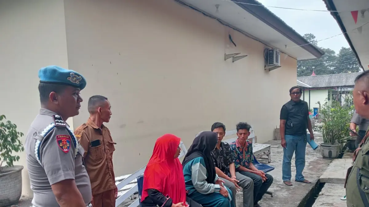 AKIBAT SAKIT:&nbsp;Penjaga warkop yang ditemukan meninggal dunia di tempat kerjanya di Desa Manduro Manggung Gajah, Kecamatan Ngoro, diserahkan kepada keluarga untuk dikebumikan, Minggu (28/4). (Rizal JPRM)