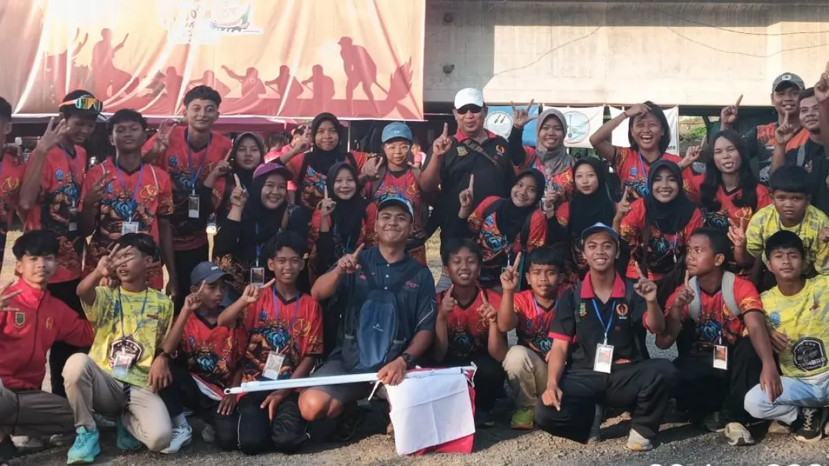 ANDALAN: Ketua KONI Kota Mojokerto Santoso Bekti Wibowo bersama belasan atlet dayung Kota Mojokerto saat turun di Kejurprov Jatim 2026 di Sungai Ngotok, Jembatan Rejoto, Kecamatan Prajurit Kulon, 18-20 April lalu. (Farisma JPRM)