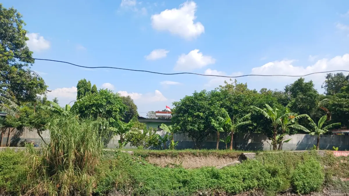 BELUM DIPERBAIKI: Kondisi tanggul Sungai Sadar yang ambrol di Jalan Tropodo, Kelurahan Miji, Kecamatan Kranggan, Kota Mojokerto, kemarin (28/4). (Adi JPRM)