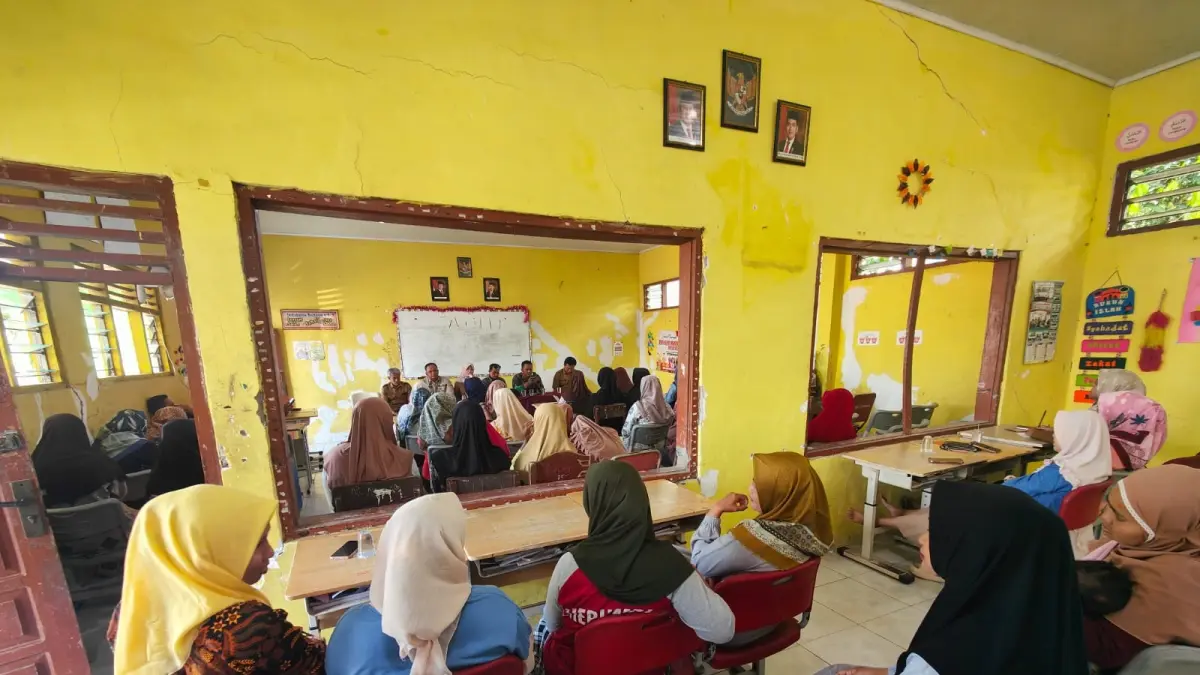 CARI SOLUSI: Puluhan wali murid siswa SDN Jatirowo 1 menghadiri audiensi dengan Pemerintah Desa Jatirowo dan Koramil Dawarblandong terkait polemik pembangunan KDMP di SDN Jatirowo 1, kemarin (28/4). (Dori JPRM)