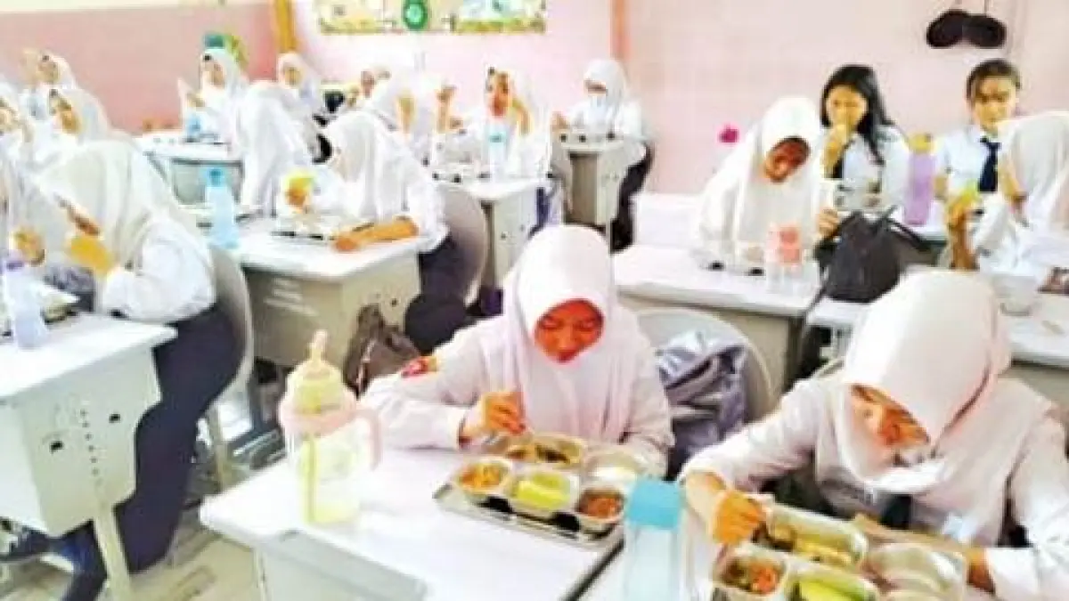 DIBERHENTIKAN: Siswa SMPN 8 Mojokerto saat menikmati MBG yang dibagikan beberapa waktu lalu. Kemarin (27/4) terdapat satu SPPG di Kota Mojokerto yang memutuskan libur karena dana dari Badan Gizi Nasional (BGN) belum turun. (dok JPRM) 