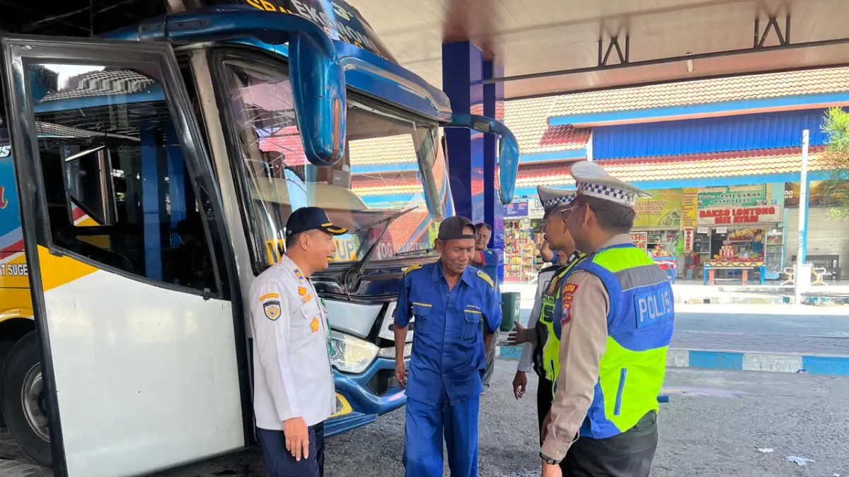 DIBINA: Petugas memberi pemahaman pada para sopir bus AKDP dan AKAP saat melakukan ramp check di Terminal Kertajaya, Kota Mojokerto, Jumat (24/4). (dok UPT P3 LLAJ Mojokerto Dishub Jatim for JPRM)