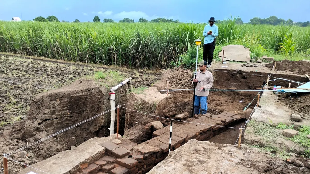 DIDETEKSI: Tim arkeolog BP Kebudayaan Jawa Timur melakukan pendataan geodetik pada temuan struktur bata kuno di Desa Beloh, Kecamatan Trowulan. (Martda JPRM)