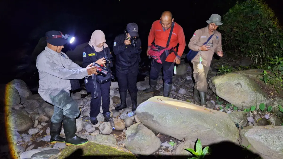 DIINTENSIFKAN:&nbsp;Petugas melakukan patroli hutan di kawasan Tahura Raden Soerjo, Kabupaten Mojokerto, untuk mengantisipasi pelanggaran dan mitigasi karhutla. (Rizal JPRM)