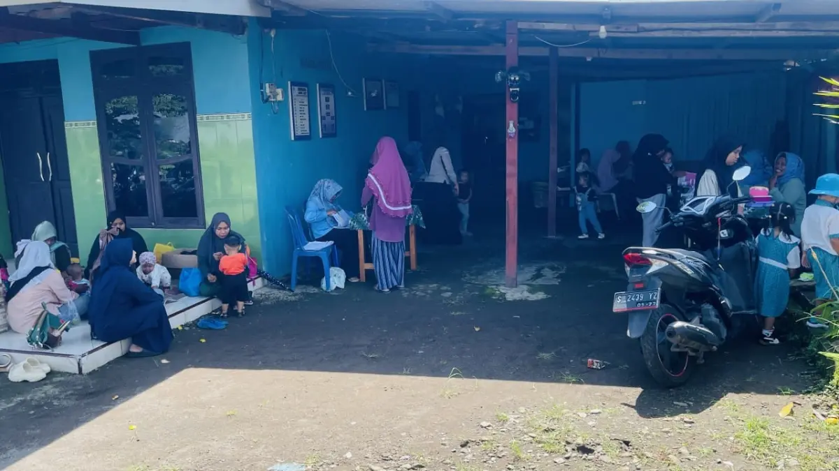 DIMAKSIMALKAN: Warga mendapat layanan posyandu di Dusun Kesiman, Desa Kesimantengah, Kecamatan Pacet, Kabupaten Mojokerto, Senin (13/4). (Adi JPRM)