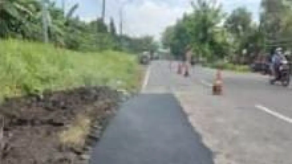 DITANGANI: Kerusakan di Jalan Raya Mlirip, Kecamatan Jetis, Kabupaten Mojokerto, ditambal sulam, kemarin (27/4). (Adi JPRM)