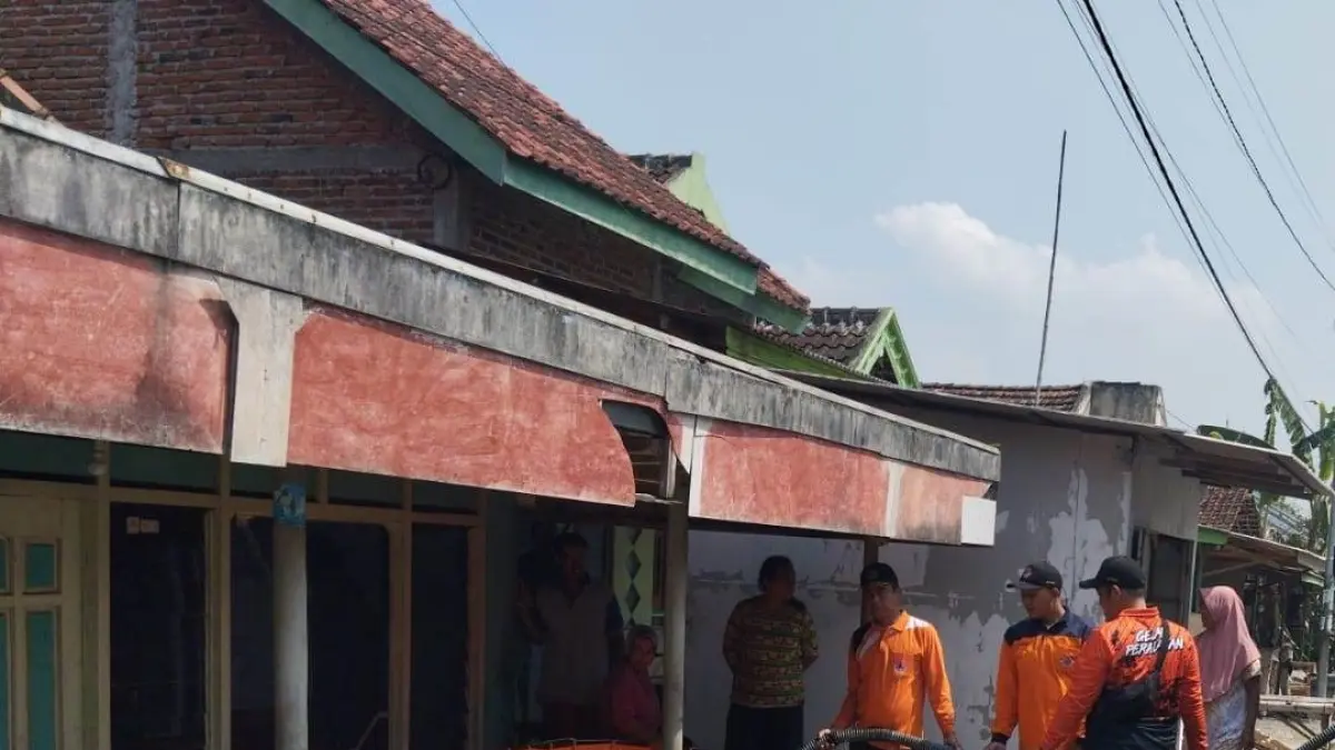 DITANGGULANGI: BPBD Kabupaten Mojokerto menyalurkan air bersih di Desa Simongagrok, Kecamatan Dawarblandong pada September 2024 lalu. (dok JPRM)