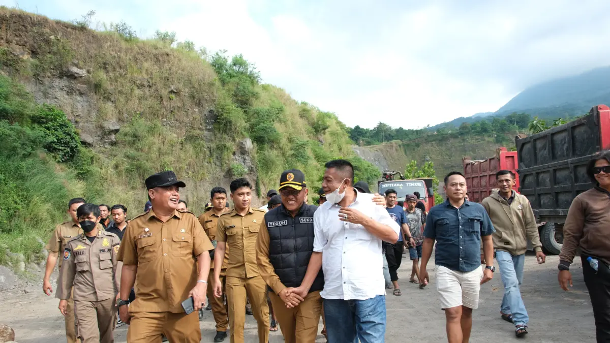 SEMPAT DIHADANG: Tim Terpadu Pertambangan MBLB Kabupaten Mojokerto dihadang puluhan warga saat melakukan sidak galian C ilegal di&nbsp; Desa Kunjorowesi, Kecamatan Ngoro, kemarin (28/4). (Dori JPRM)