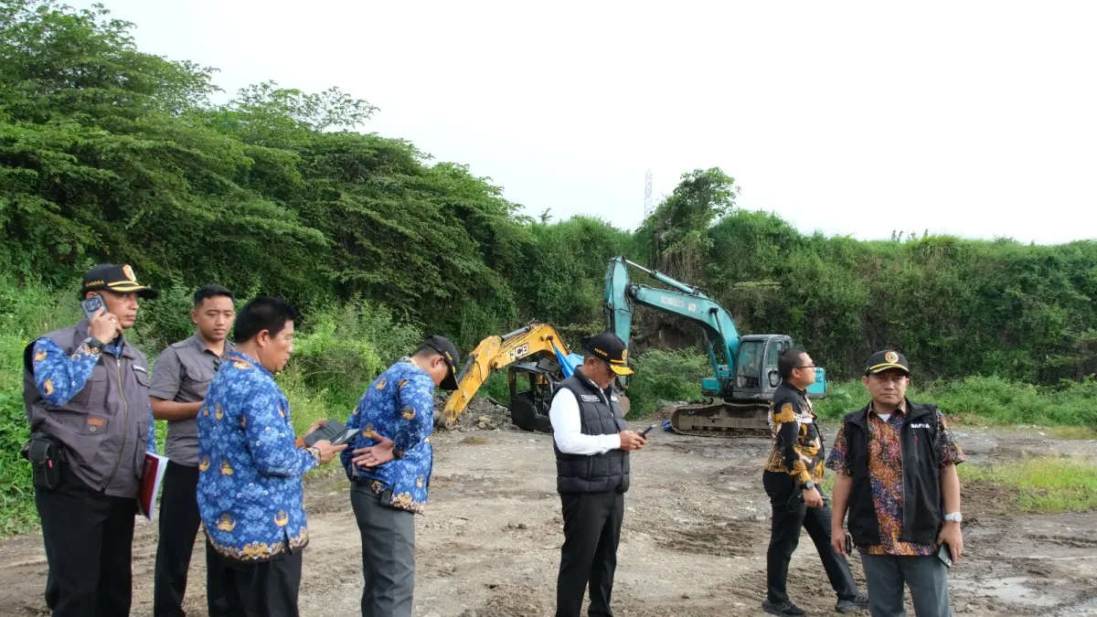 JADI PERHATIAN: Tim Terpadu Pertambangan MBLB Kabupaten Mojokerto saat sidak lokasi galian C ilegal di Kecamatan Jatirejo dan Gondang, kemarin (27/4). (Dori JPRM)