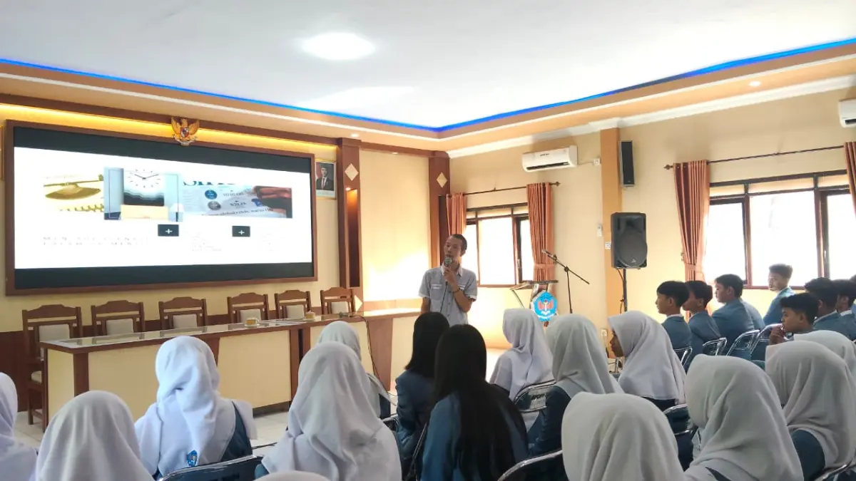 JAWAB TANTANGAN: Kepala SMAN 1 Puri Sutoyo memberikan motivasi kepada peserta didik sekaligus membuka program Jurnalis Mengajar, kemarin (28/4). (Oce JPRM)