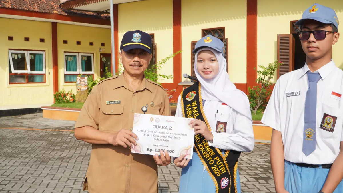 KAYA PRESTASI: Kepala SMAN 1 Sooko Sugeng Wibawa saat memberikan apresiasi atas capaian kejuaraan yang berhasil diraih siswa SMAN 1 Sooko. (Oce JPRM)