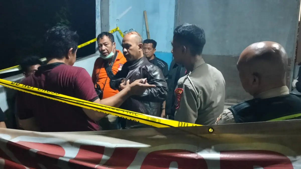 NAHAS: Polsek Ngoro dan tim inavis melakukan olah tempat kejadian perkara atas temuan jenazah penjaga warkop di Desa Manduro Manggung Gajah, Kecamatan Ngoro, Minggu (26/4) malam.&nbsp;(Rizal JPRM)