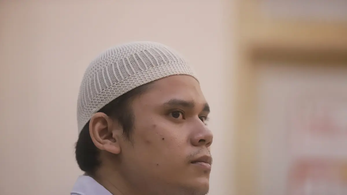 NASIB SANG JAGAL: Terdakwa pembunuhan disertai mutilasi, Alvi Maulana, saat mendengarkan vonis seumur hidup yang dijatuhkan majelis hakim Pengadilan Negeri Mojokerto, Senin (27/4). (Sofan JPRM)