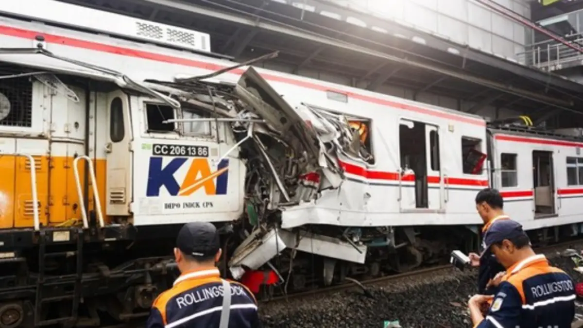 Pascakecelakaan Bekasi Timur, Petugas Telusuri Gerbong Ringsek. (foto/detikcom)