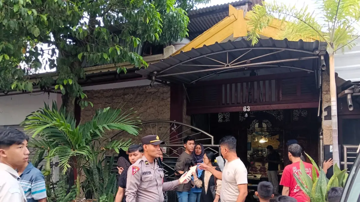 

PENANGANAN: Petugas kepolisian melakukan olah TKP di rumah korban, Jalan KH. Nawawi, Kelurahan Jagalan, Kecamatan Kranggan, Minggu (26/4). (Martda JPRM)