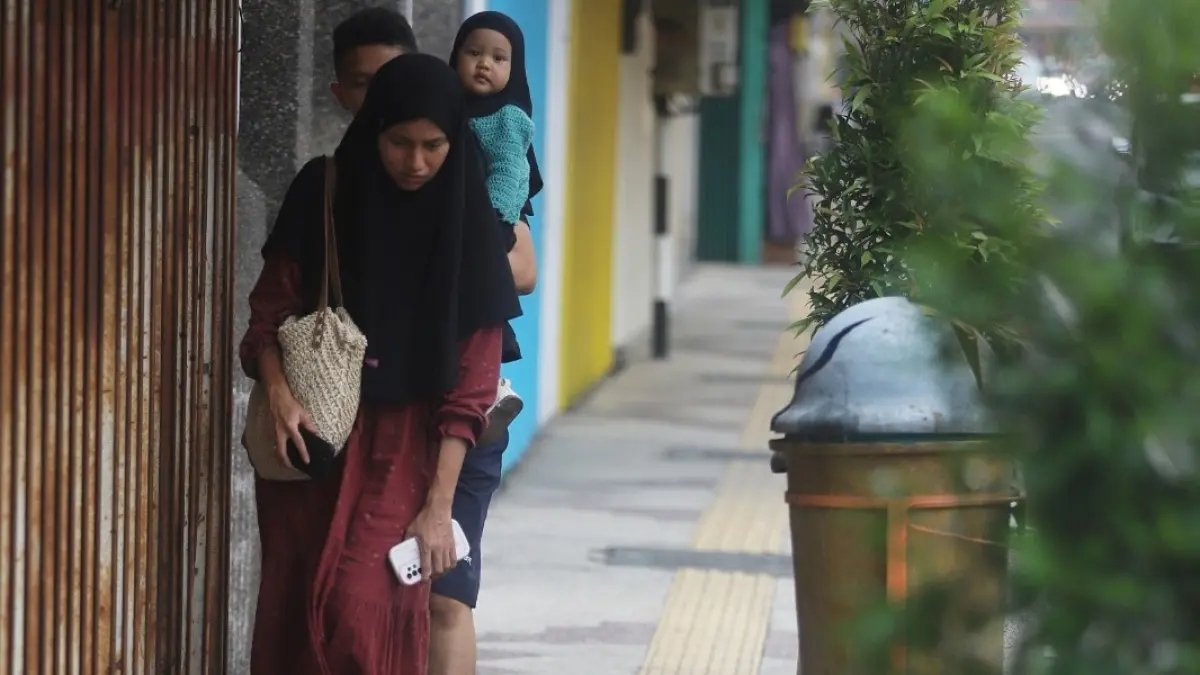 TATA KELOLA SAMPAH: Seorang pejalan kaki menghindari sampah yang tercecer di pedestrian Jalan Mojopahit, Kota Mojokerto, Senin (28/4). (Sofan JPRM)
