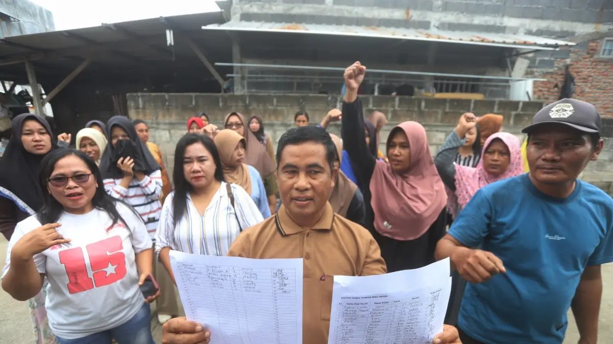 BERHARAP DISIKAPI: Puluhan wali murid SDN Jatirowo 1, Kecamatan Dawarblandong, Kabupaten Mojokerto menunjukkan tanda tangan petisi penolakan pembangunan KDMP di lingkungan sekolah Senin (27/4). Sebelumnya mereka juga telah mengirim petisi serupa ke Dinas Pendidikan Kabupaten Mojokerto agar menyikapi polemik tersebut. (Sofan JPRM)