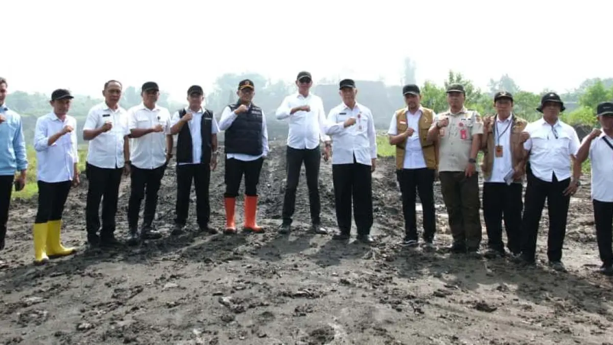 KOMITMEN BERSAMA: Ketua Tim Terpadu Pertambangan MBLB Teguh Gunarko bersama Kasi Intel Kejari Kabupaten Mojokerto Denata Suryaningrat dan tim terpadu terdiri kepolisian dan TNI melakukan sidak galian C ilegal di sejumlah wilayah beberpa hari terakhir. (Dori JPRM)