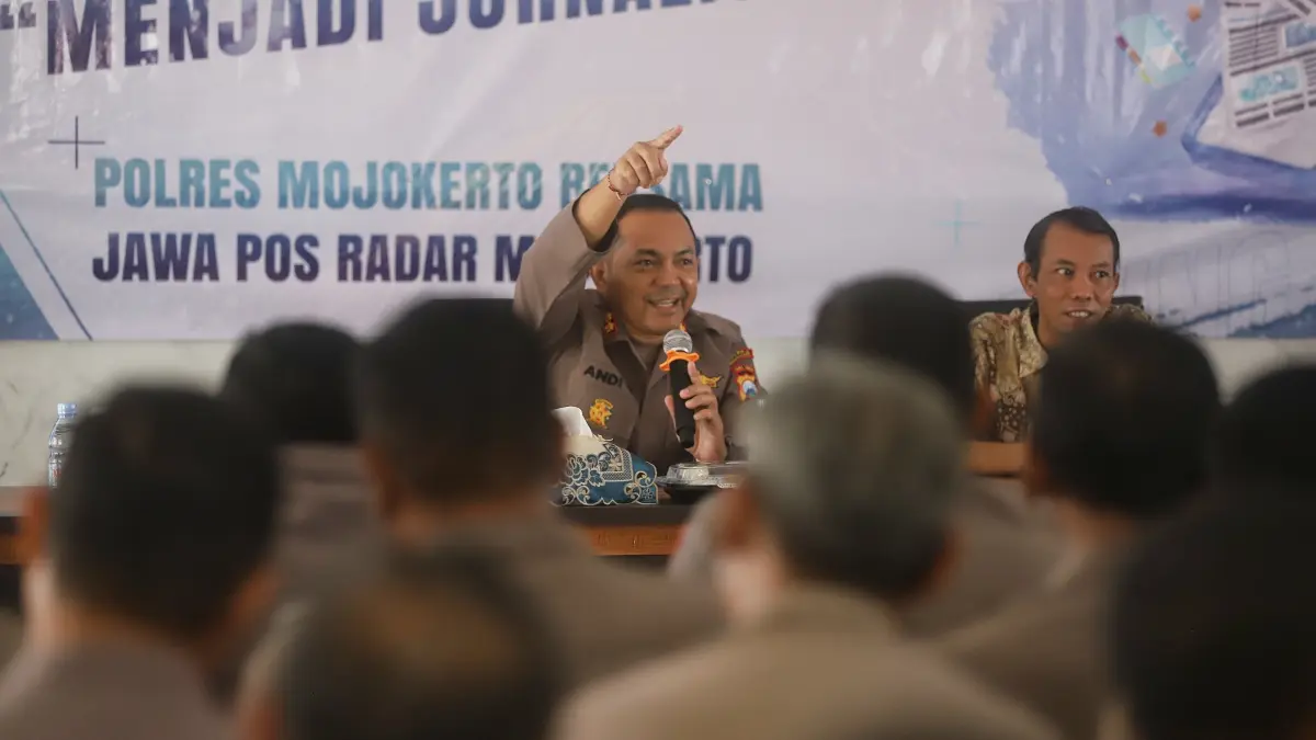 BEKALI KOMPETENSI: Kapolres Mojokerto AKBP Andi Yudha Pranata saat membuka kegiatan coaching clinic jurnalistik di kantor Kecamatan Mojosari, kemarin (29/4). (Sofan JPRM)