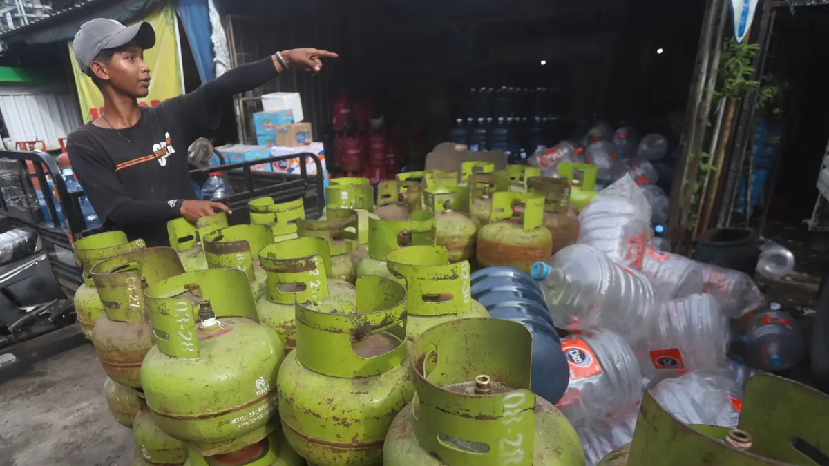 JADI BURUAN: Pekerja menata tabung gas elpiji di kios elpiji Jalan Residen Pamuji, Kecamatan Magersari, Kota Mojokerto, kemarin (29/4). (Sofan JPRM)