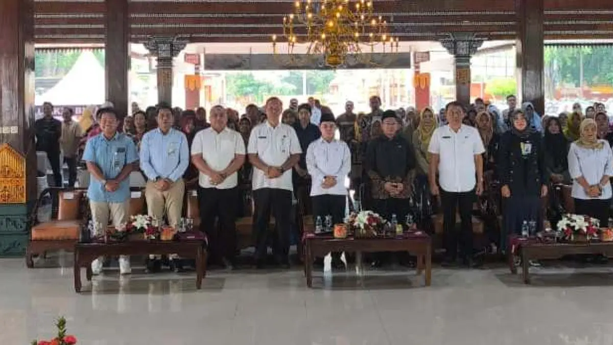 KOMITMEN: Bupati Muhammad Albarraa didampingi Kadisperindag Kabupaten Mojokerto Noerhono foto bersama usai membuka sosialisasi percepatan sertifikasi halal di pendapa Pemkab Mojokerto, kemarin (29/4). (Dori JPRM)