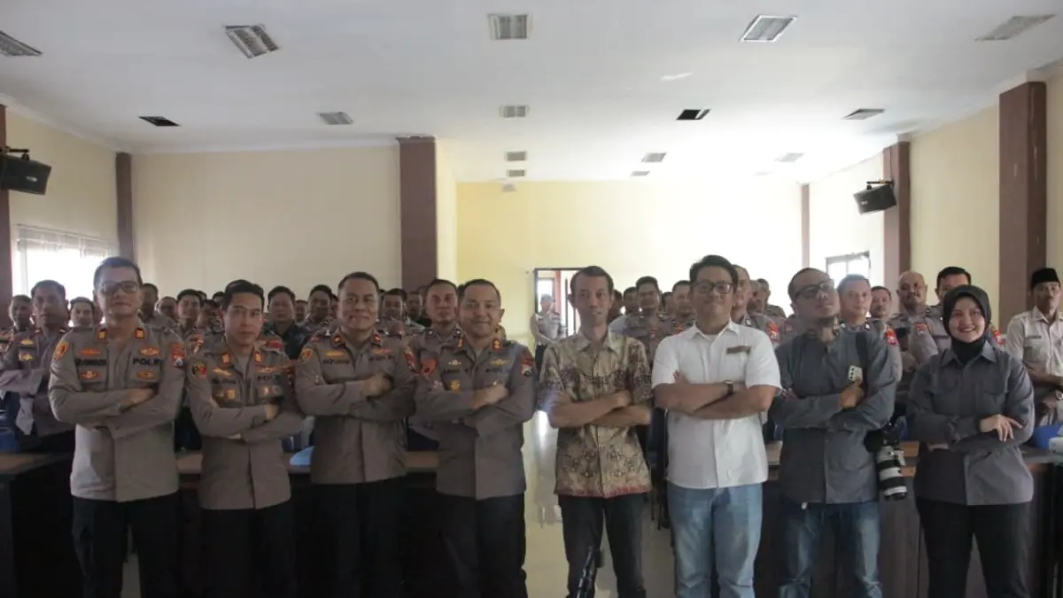 KOMPAK: Kapolres Mojokerto AKBP Andi Yudha (empat dari kiri) dan Pemred Jawa Pos Radar Mojokerto Moch Chariris serta kru JPRM bersama peserta coaching clinic Jurnalis Polisi di kantor Kecamatan Mojosari, Rabu (29/4). (dok Humas Polres Mojokerto for JPRM)