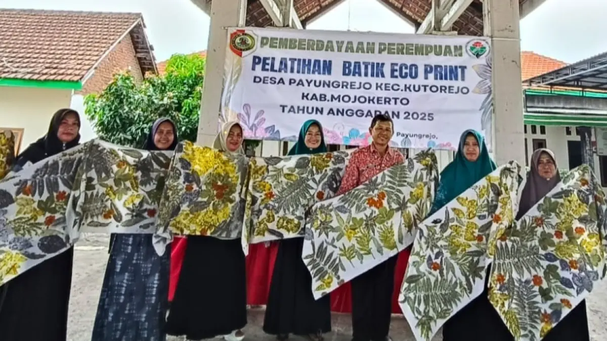 KREATIVITAS: Ibu-ibu kader PKK menunjukkan hasil karya batik ecoprint setelah selesai dikeringkan. (Dodik JPRM)