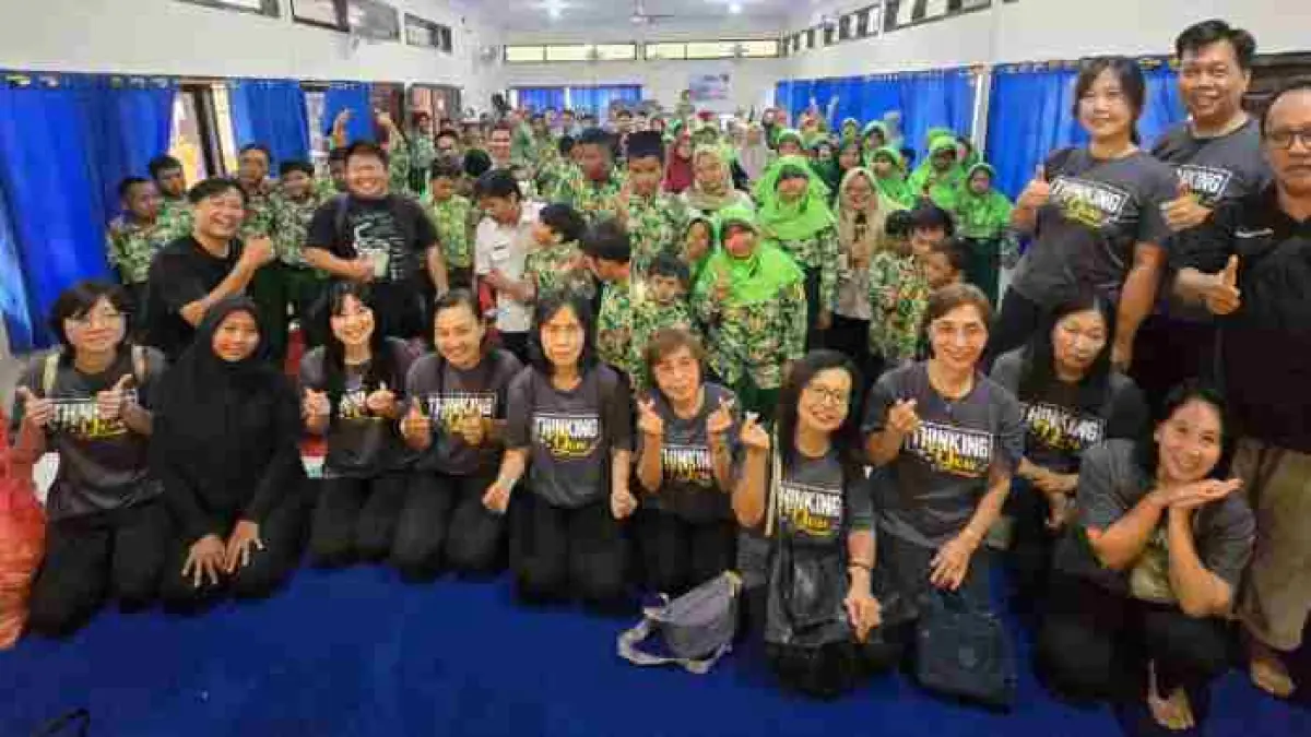 PEMBERDAYAAN: Kru Cafe Lawu 33 bersama siswa SLBN Jombang, Rabu (29/4). (Arif JPRM)