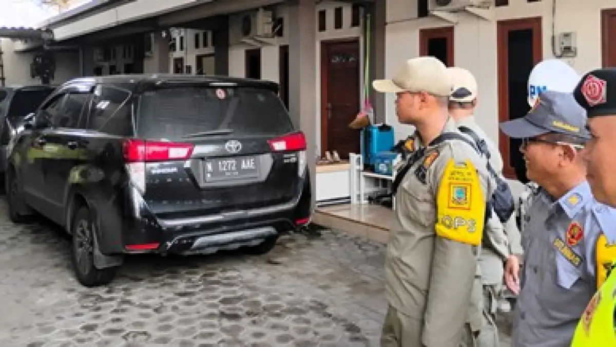 PENGAWASAN:&nbsp;Petugas gabungan Satpol PP Kota Mojokerto merazia perizinan rumah kos hingga penginapan di wilayah Kecamatan Magersari, kemarin (29/4). (Martda JPRM)