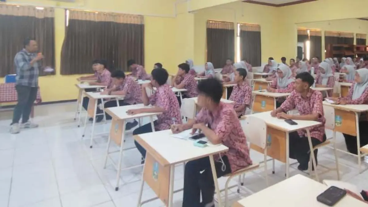 SEMANGAT BERKARYA: Siswa SMAN 1 Sooko mendalami wawasan teknik penulisan berita yang disampaikan tim Jawa Pos Radar Mojokerto, kemarin (29/4).  (Oce JPRM)
