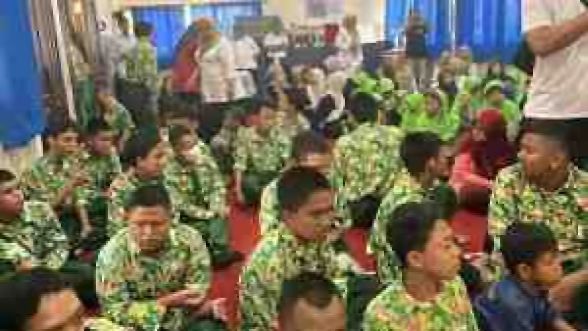 Siswa SLBN Jombang antusias mengikuti pembelajaran dengan Cafe Lawu 33, Rabu (29/4). 