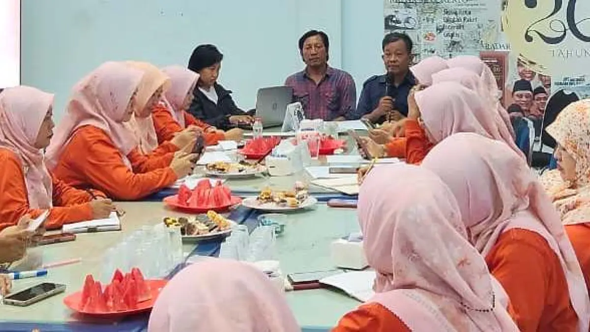 SUPPORT PENUH: Perwakilan pengurus IGRA kecamatan di Kabupaten Mojokerto mempersiapkan konsep teknis perlombaan yang akan digelar dalam Gebyar PAUD Ceria 2026 Bersama Ning Hanna di aula kantor Jawa Pos Radar Mojokerto, kemarin (29/4). (Oce JPRM)