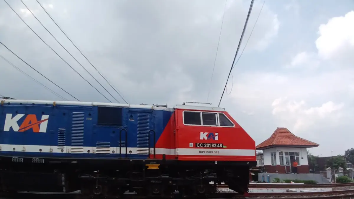 TERDAMPAK: Kereta api jarak jauh melintas di perintasan Jalan Brawijaya, Kota Mojokerto, menuju Stasiun Mojokerto. Sejumlah perjalanan KA terganggu karena kecelakaan di Stasiun Bekasi Timur, Jawa Barat.