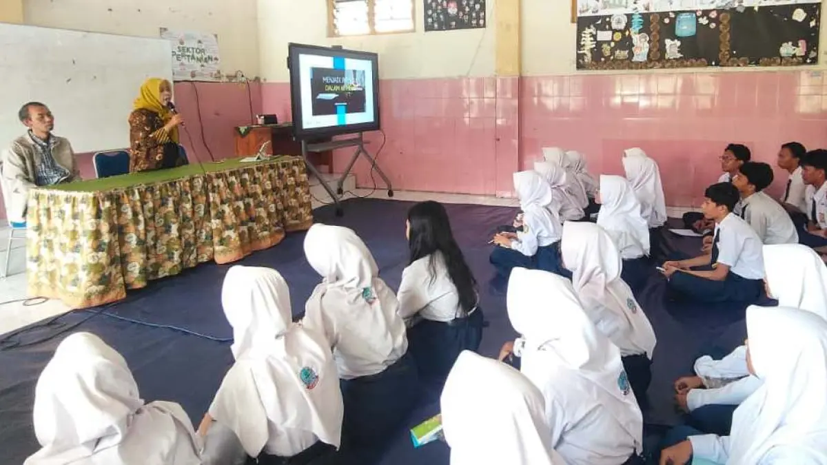 BUDAYA LITERASI: Kepala SMPN 8 Mojokerto Siti Nuryati saat membuka kegiatan Jurnalis Mengajar, kemarin (30/4). (Oce JPRM)