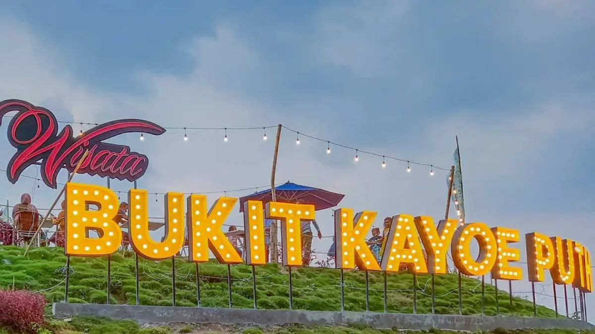  “Bukit Kayoe Putih Mojokerto, tiket masuk ramah kantong mulai Rp5.000–Rp10.000. Nikmati panorama pegunungan, spot foto kekinian, dan fasilitas lengkap dalam satu destinasi.”