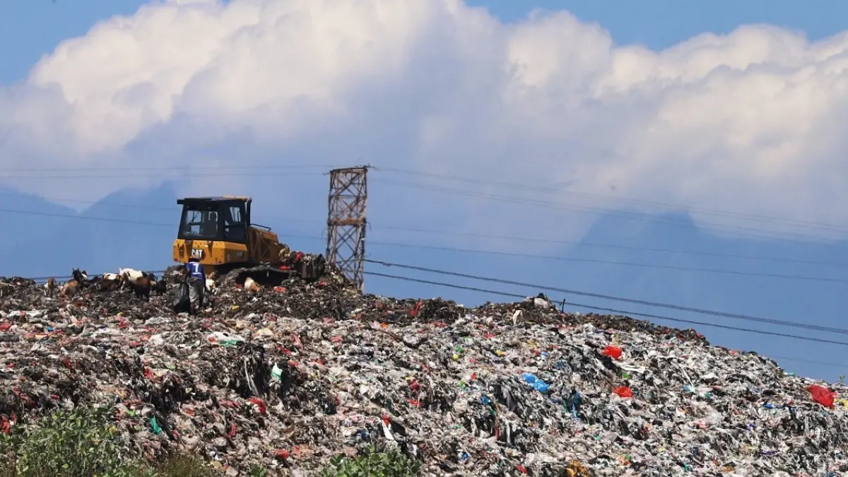 MENGKHAWATIRKAN: Aktivitas pengelolaan dan pemadatan gunungan sampah menggunakan alat berat di TPA Randegan, Kelurahan Kedundung, Kecamatan Magersari, Kota Mojokerto, dilakukan dengan proses open dumping, Kamis (30/4). (Sofan JPRM)