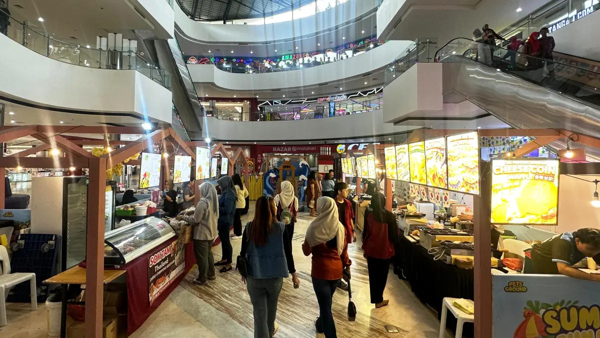 MENYITA PERHATIAN: Sejak awal pembukaan, event Summer Fun Fest ini sudah banyak dikunjungi pengunjung Sunrise Mall Mojokerto. (Dodik JPRM)