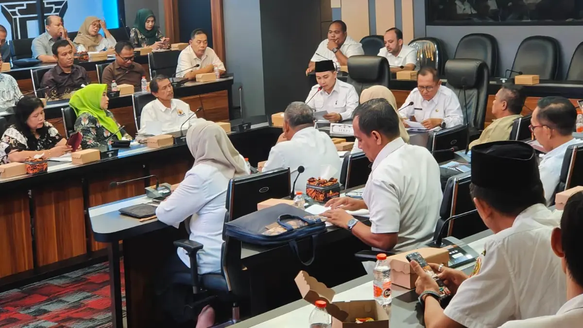 OPTIMISTIS: Bupati Muhammad Albarraa didampingi Sekdakab Teguh Gunarko memberi arahan dalam sosialisasi penerapan Perbup Insentif dan Disinsentif kepada para asosiasi pelaku usaha di Pemkab Mojokerto, Rabu (29/4). (Dori JPRM)