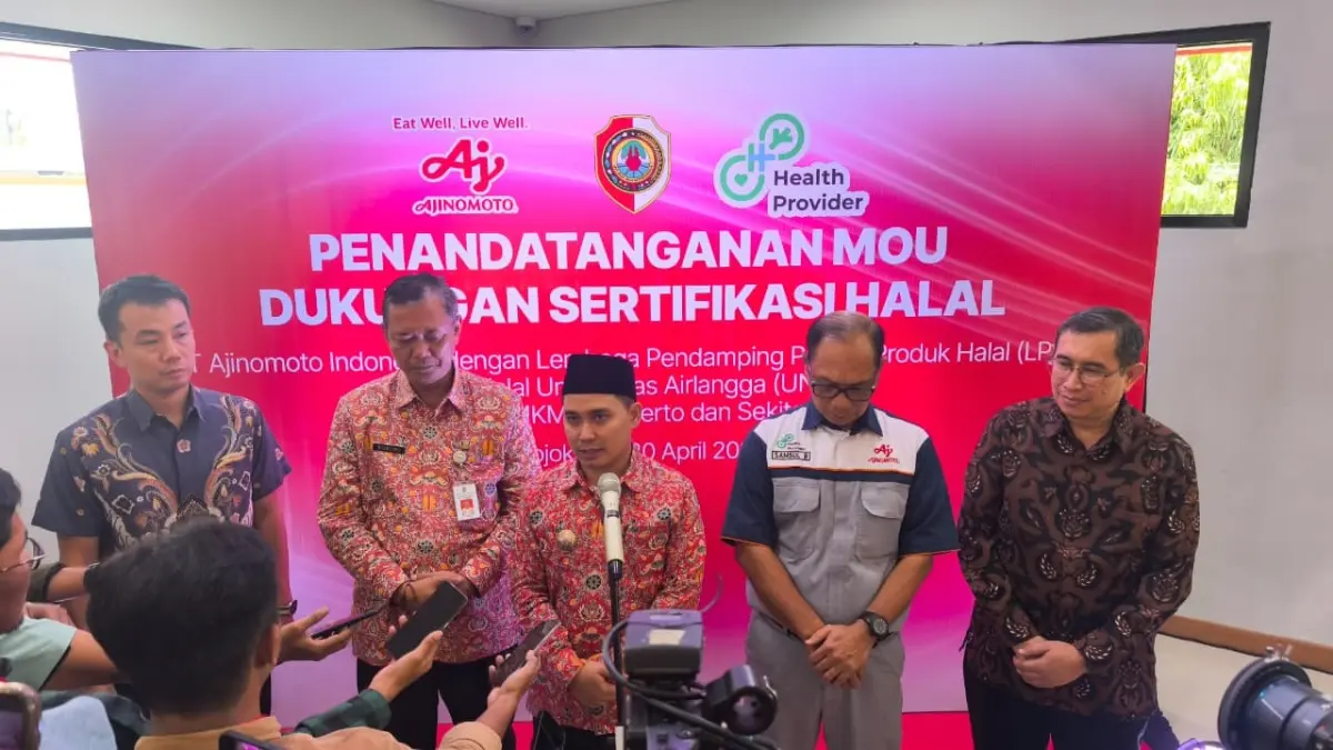 PERCEPATAN: Bupati Mojokerto Muhammad Albarraa memberi keterangan pers di PT Ajinomoto terkait pentingnya sertifikasi halal bagi produk lokal agar memiliki daya saing lebih luas, Kamis (30/4). (Dori JPRM)