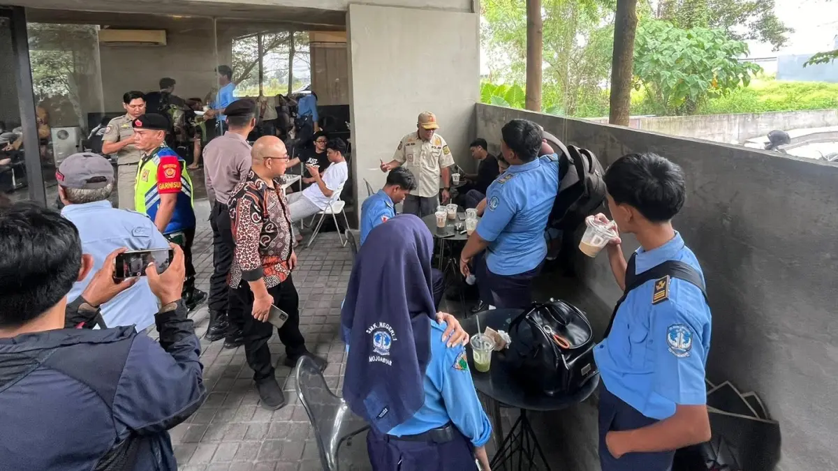 TEPERGOK: Petugas menertibkan sejumlah pelajar SMK yang nongkrong di warung kopi di Lingkungan Kuwung, Kelurahan Meri, Kecamatan Kranggan, saat jam sekolah, kemarin (30/4). (Martda JPRM)