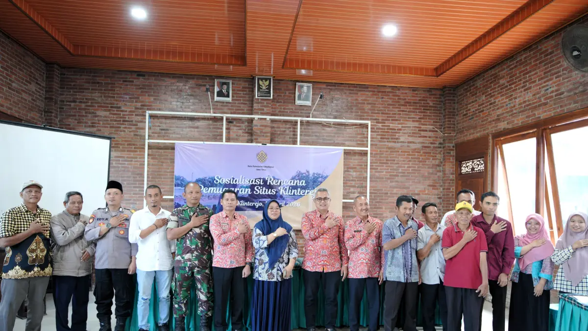 UPAYA KONSERVASI: Pemdes Klinterejo bersama Disbudporapar Kabupaten Mojokerto dan BP Kebudayaan Jatim saat menggelar sosialisasi pemugaran Situs Bhre Kahuripan di balai desa setempat, Kamis (16/4). (Martda JPRM)