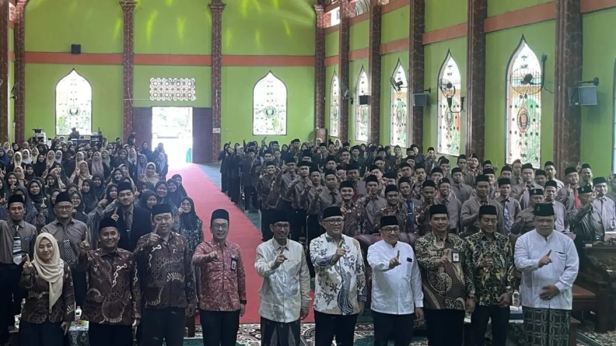 Prosesi penyerahan KMA berlangsung khidmat dan dihadiri oleh berbagai tokoh penting, baik dari unsur pemerintah maupun internal institusi. Turut hadir dalam acara tersebut Prof. Dr. Arskal Salim, GP, M.Ag, selaku Sekretaris Direktorat Jenderal Pendidikan Islam (Ditjen Pendis) Kementerian Agama Republik Indonesia, Sekretaris Kopertais Wilayah IV Jawa Timur, Dr. M. Hasan Ubaidillah, S.HI, M.Si, Kepala Kantor Kementerian Agama Kabupaten Mojokerto, Kepala Dinas Pendidikan Kabupaten Mojokerto, serta Ketua DMI Kabupaten Mojokerto.
